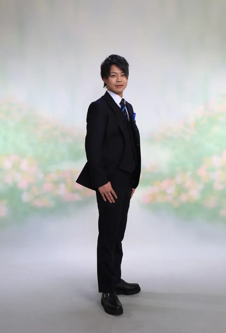 成人式の記念撮影 黒いスーツ姿の男性の全身写真