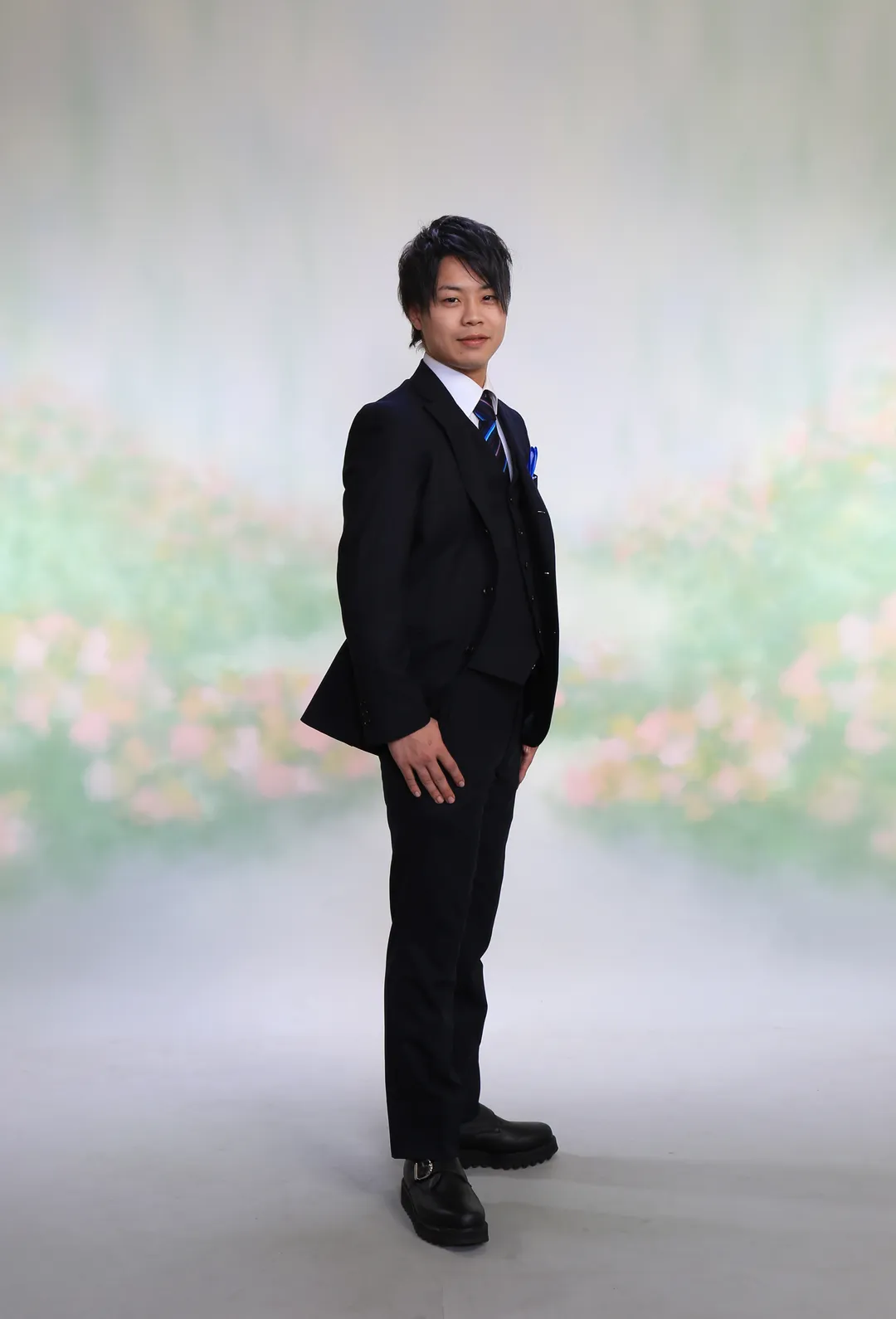 成人式の記念撮影 黒いスーツ姿の男性の全身写真