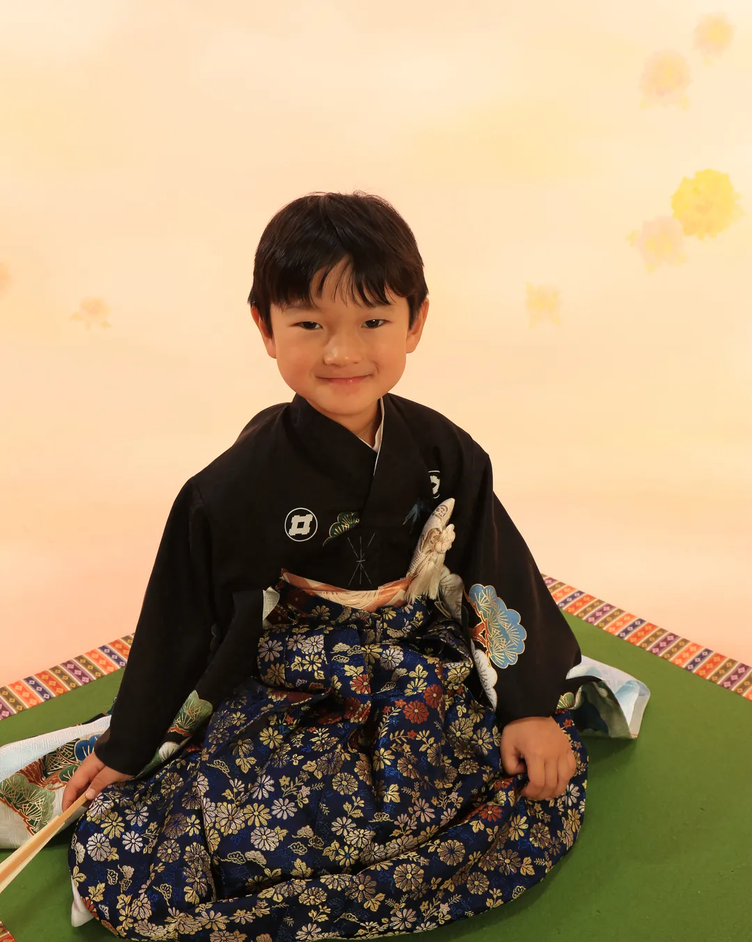 七五三の記念撮影 黒紋付袴で座る男の子