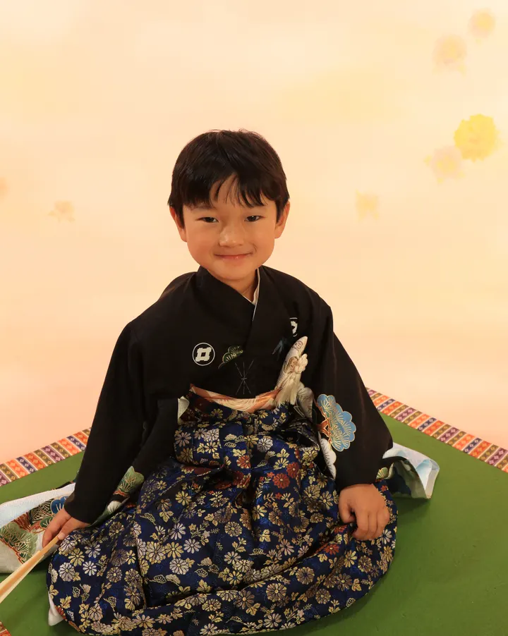 七五三の記念撮影 黒紋付袴で座る男の子